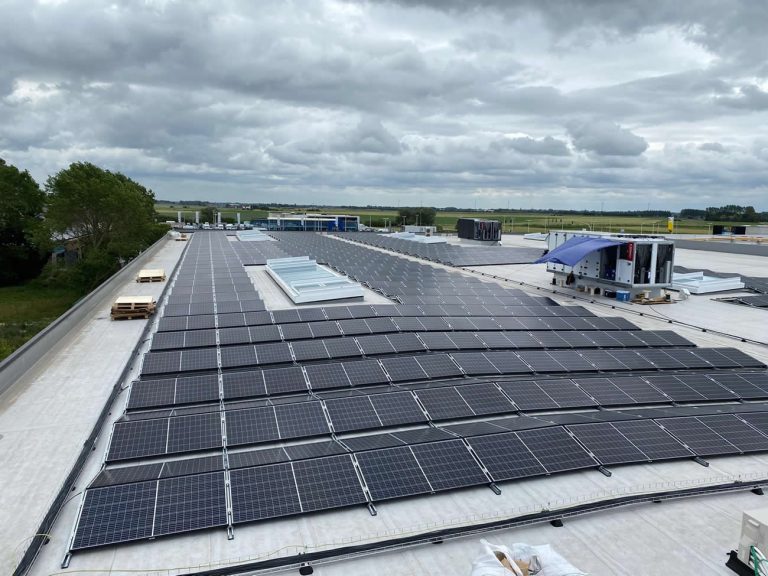 Installatie zonnepanelen op dak